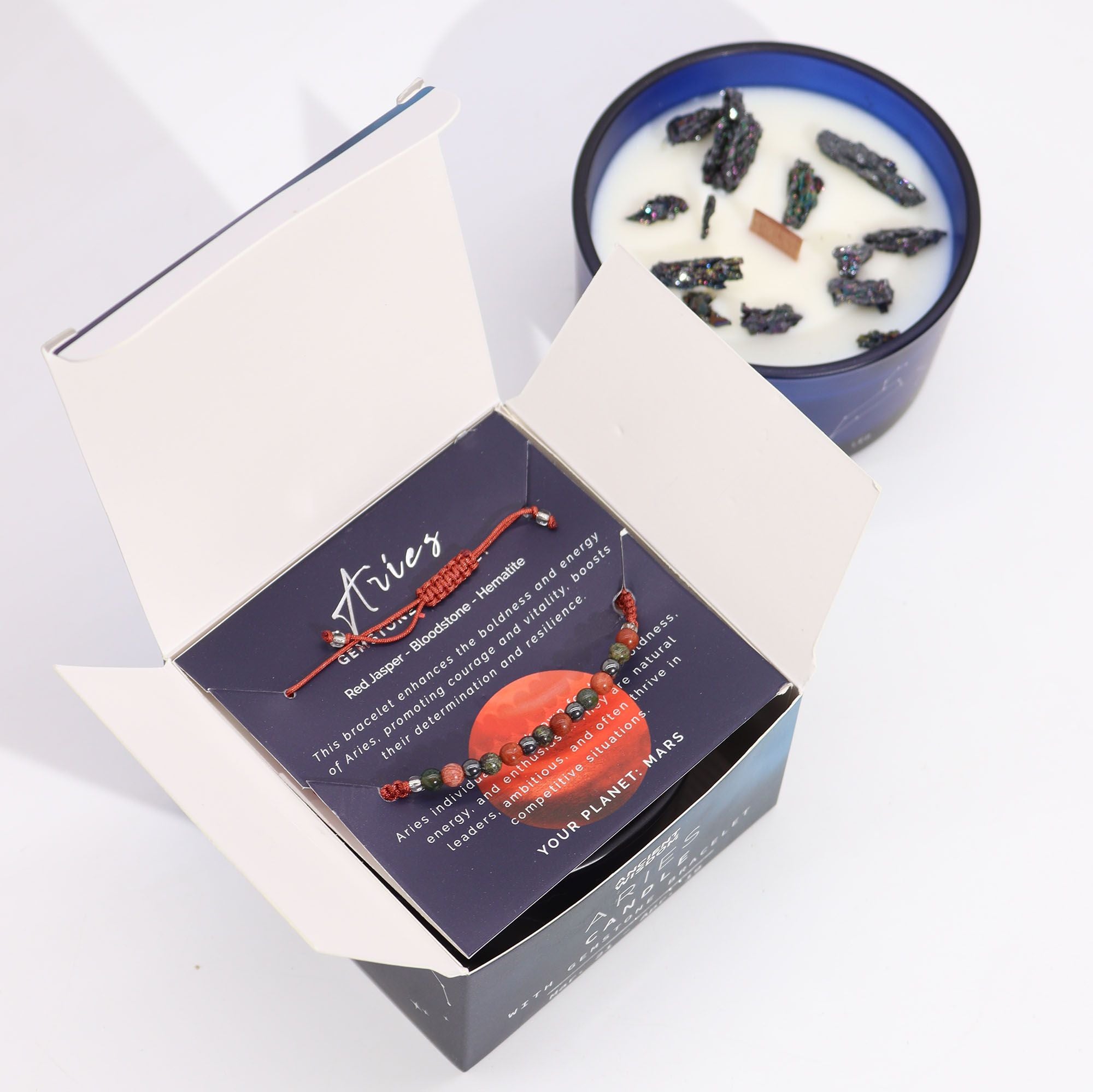 Boîte Belier ouverte contenant bracelet en pierres naturelles et bougie parfumée aux cristaux pour rituel bien-être