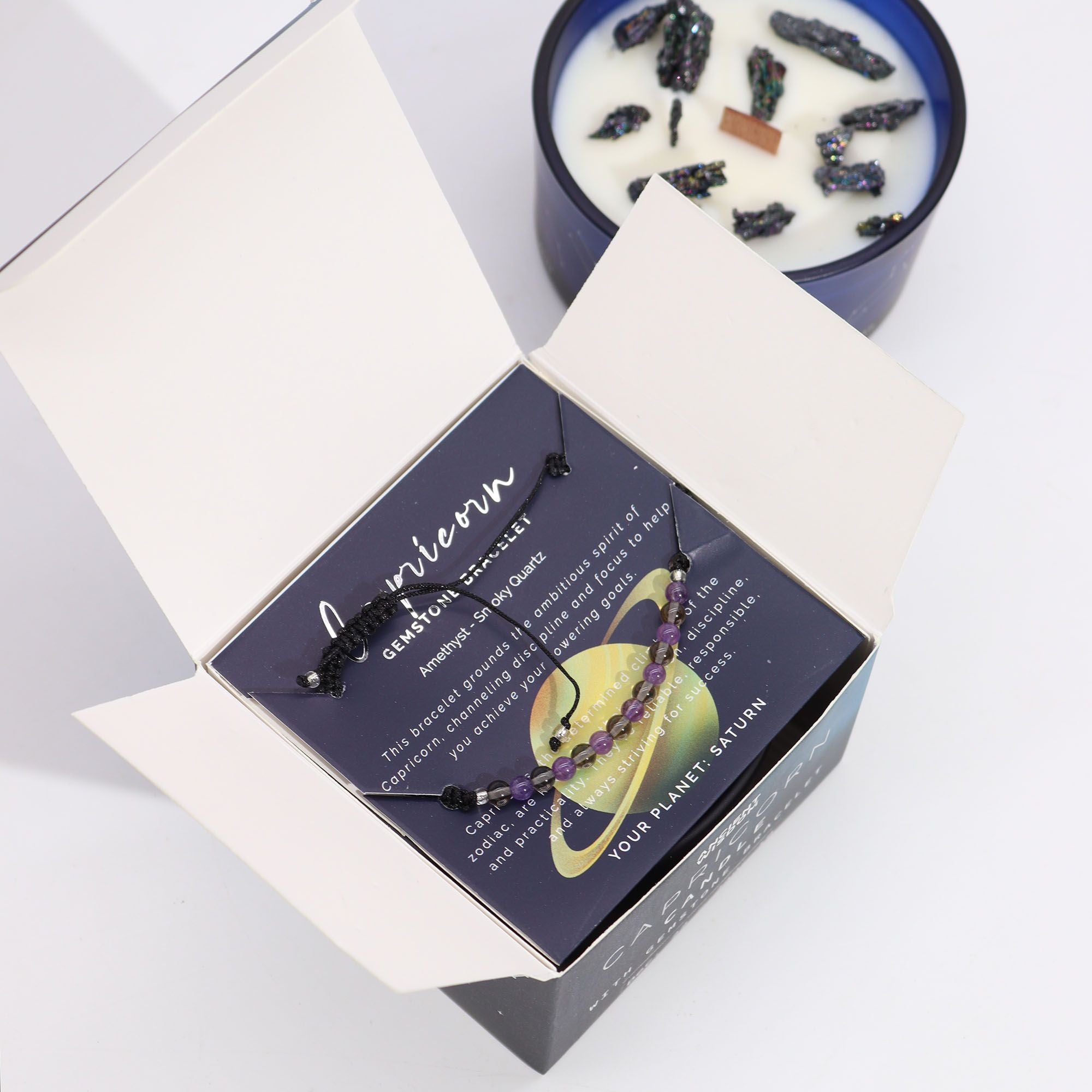Boîte capricorne ouverte contenant bracelet en pierres naturelles et bougie parfumée aux cristaux pour rituel bien-être