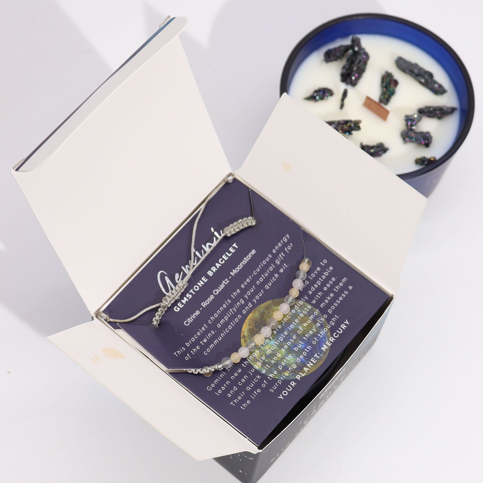 Boîte gémeaux ouverte contenant bracelet en pierres naturelles et bougie parfumée aux cristaux pour rituel bien-être