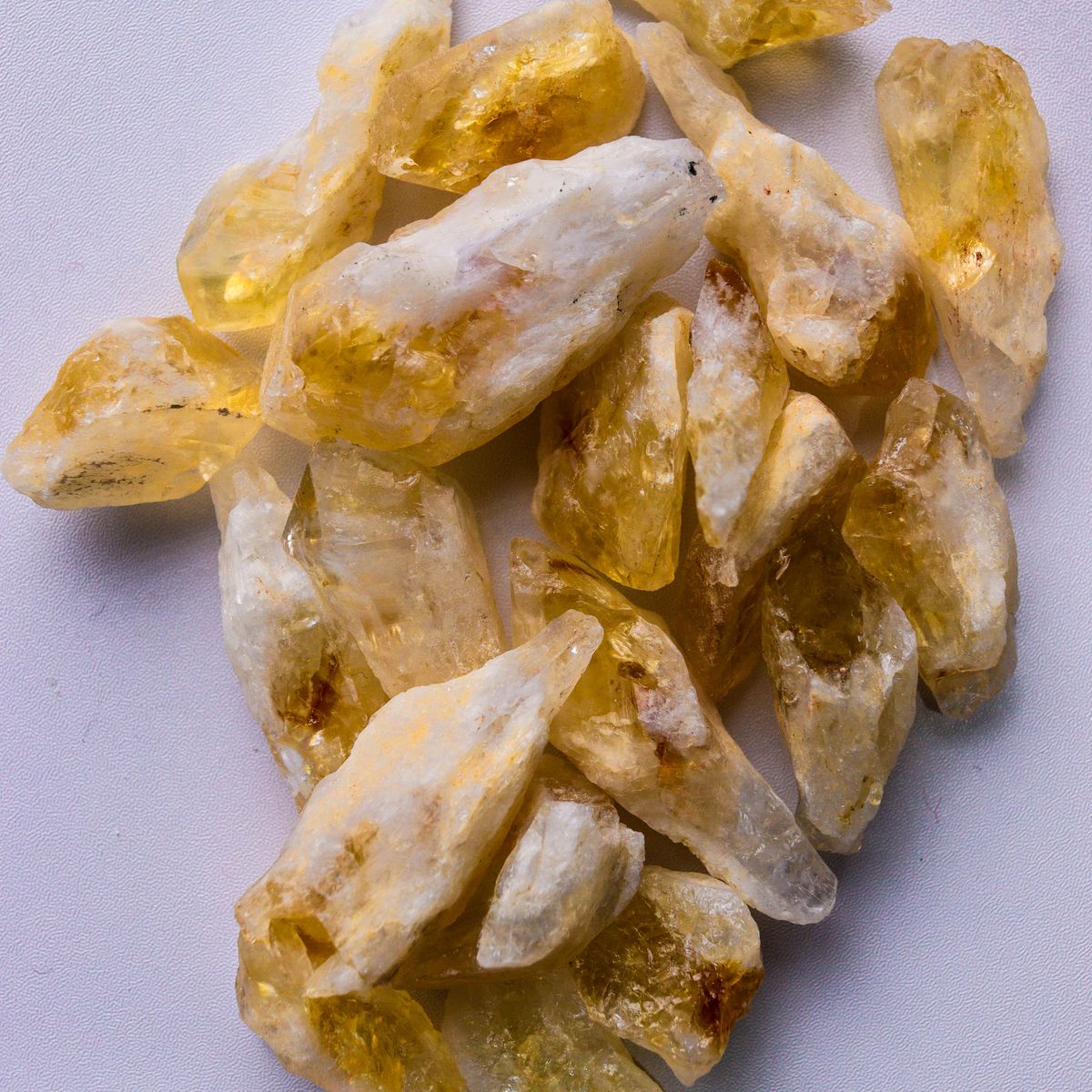 Cristaux de citrine brute sur fond clair