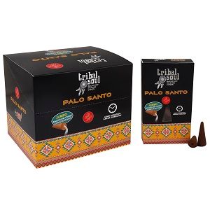 Boite d encens backflow Tribal Soul Palo Santo avec cones d encens naturels presents a cote du packaging noir et motifs ethniques