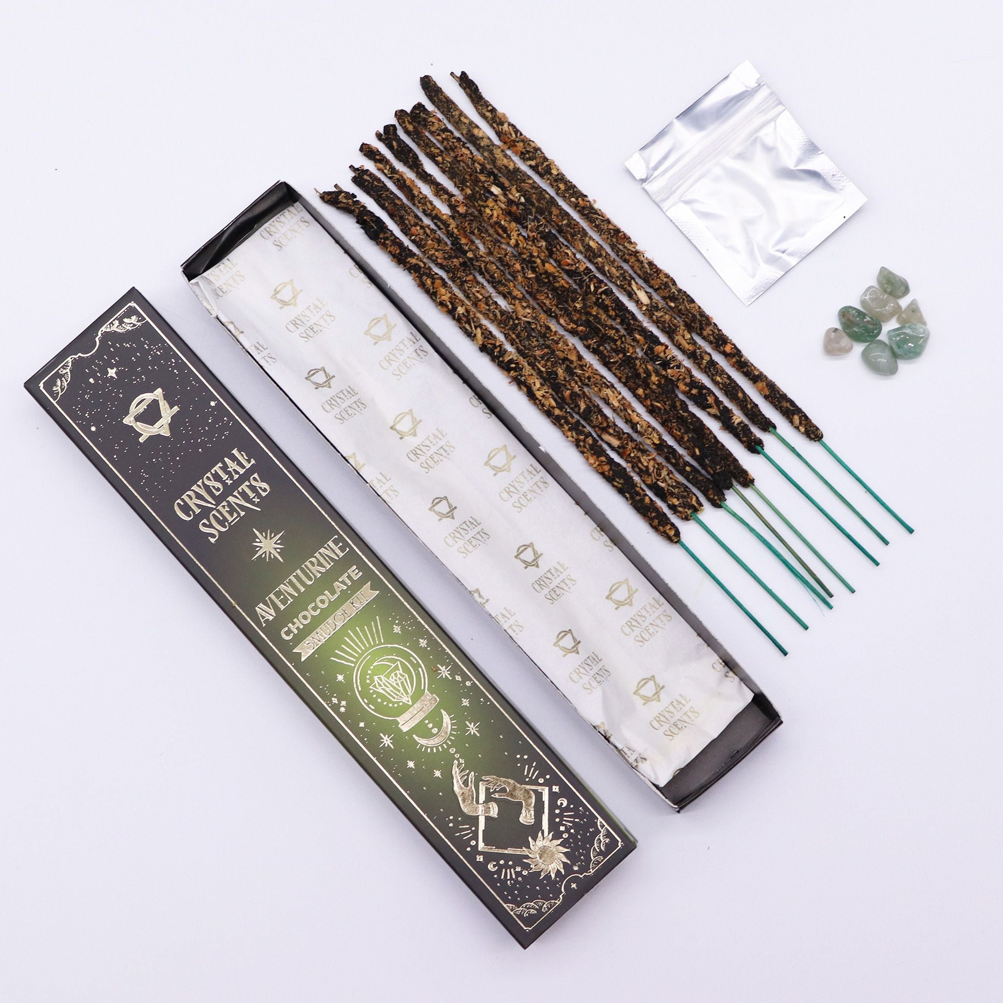 Bâtons d’encens smudge chocolat avec pierres d'aventurine et packaging ouvert présenté sur fond clair