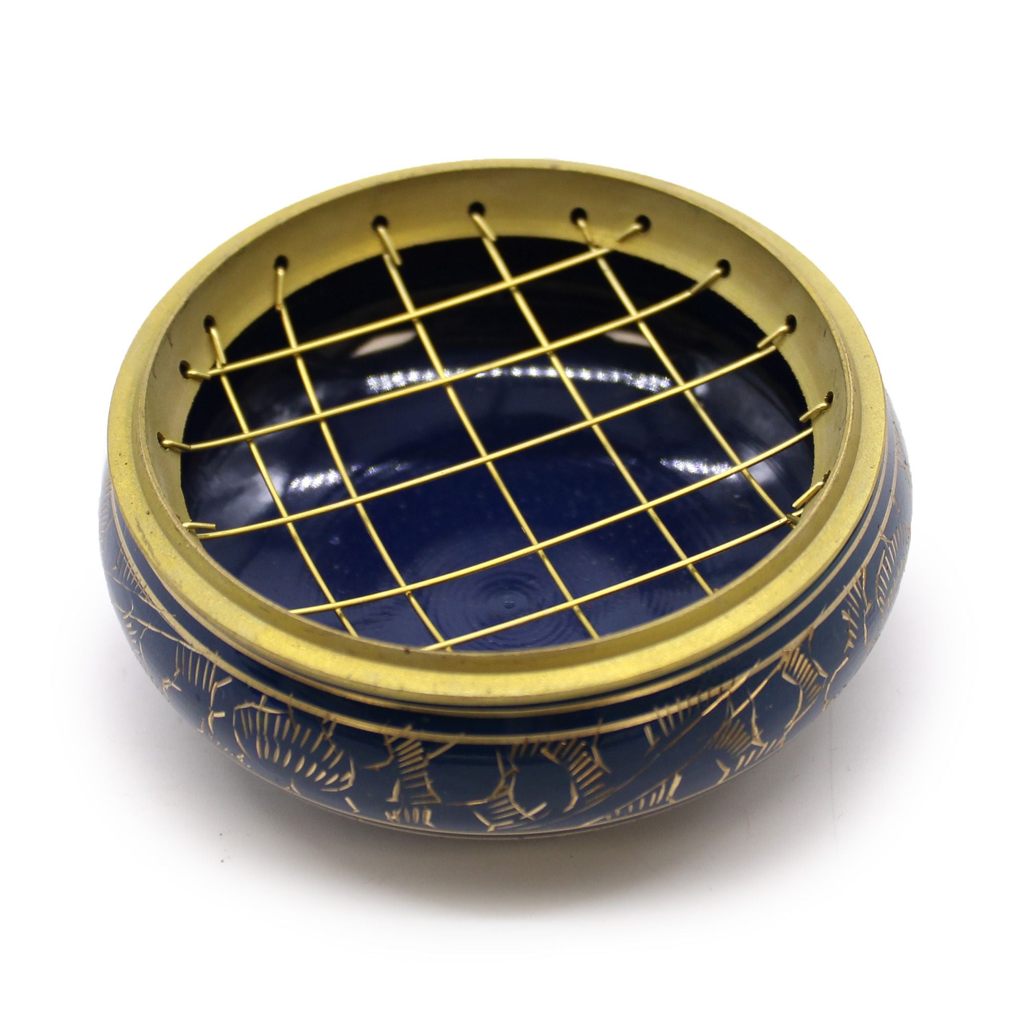 Détail du brûleur d’encens marine en laiton avec grille or pour charbon, chakra gorge, vue du dessus
