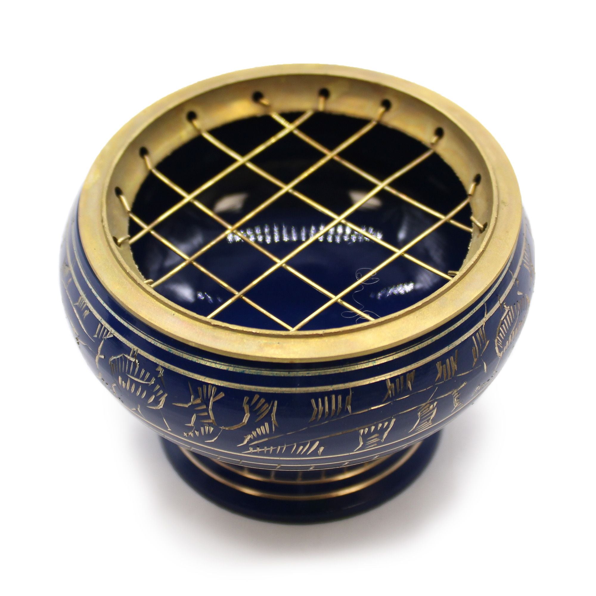 Détail du brûleur d’encens marine en laiton avec grille or pour charbon, chakra gorge, vue du dessus