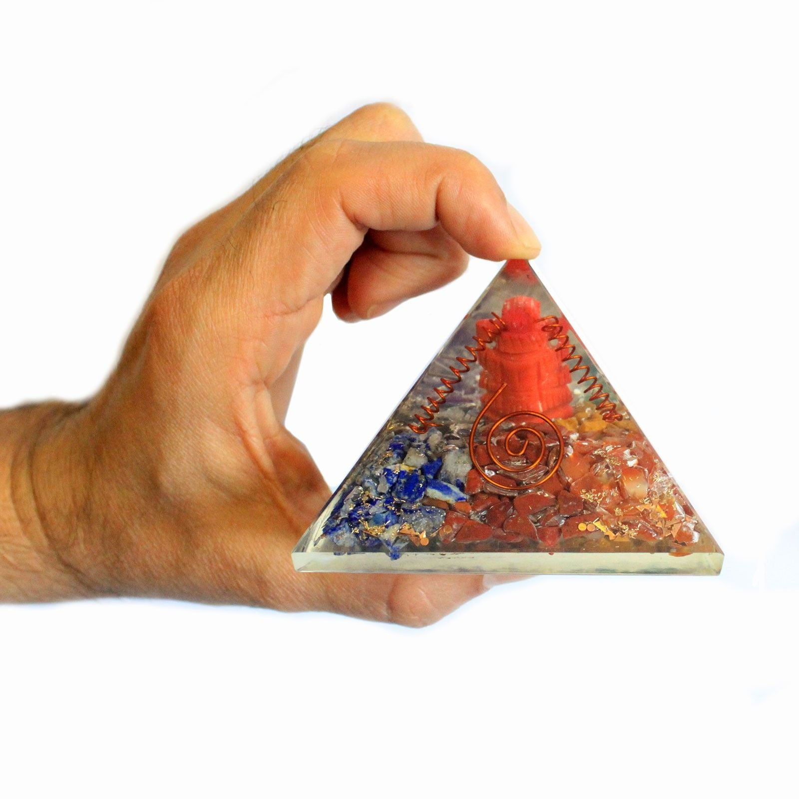 pyramide orgonite ganesh tenue dans la main objet spirituel energie et equilibre