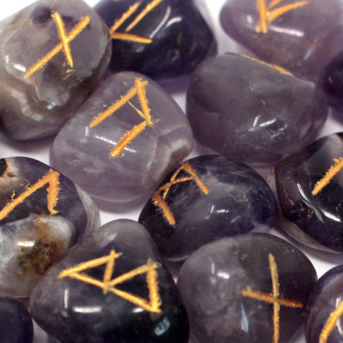 pierres runiques amethyste avec gravures