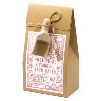 Sel de bain 500g ylang ylang rose présenté dans un sachet kraft avec étiquette rose et cuillère en bois