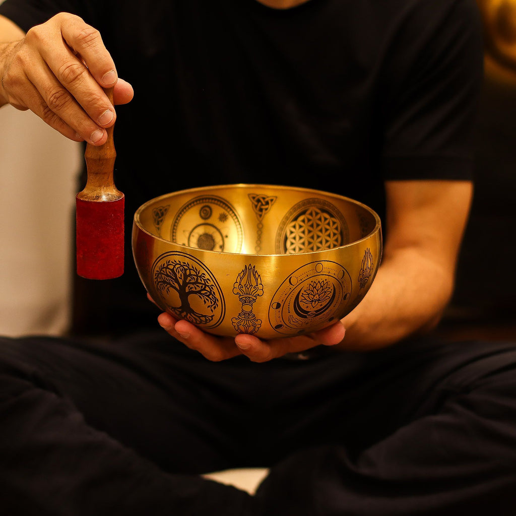 Personne utilisant un bol chantant tibétain avec un maillet pour produire des vibrations apaisantes