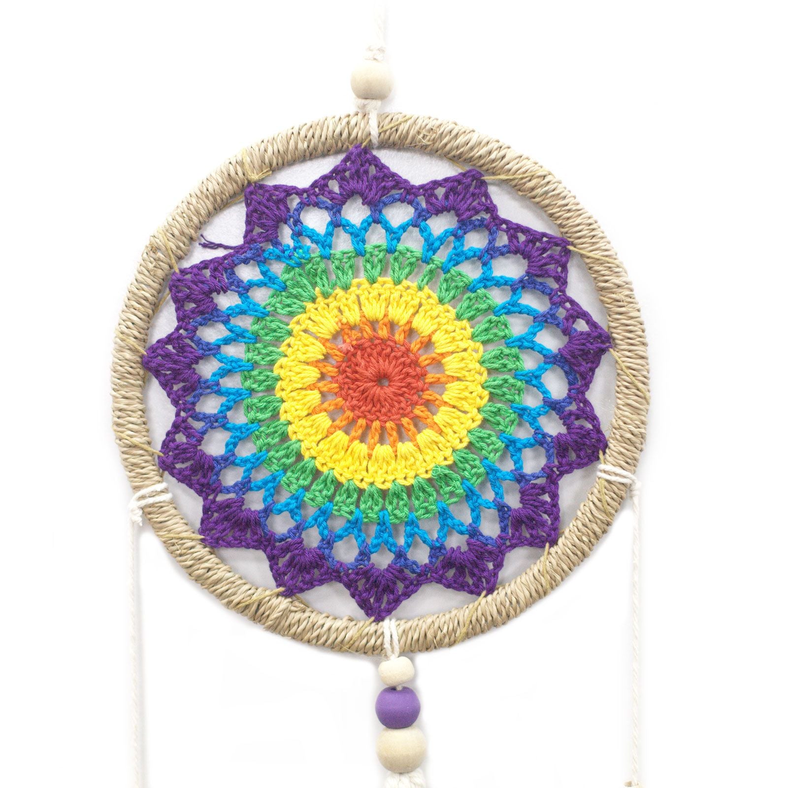 Détail du tissage coloré d’un attrape-rêves arc-en-ciel avec motif circulaire vibrant et harmonieux
