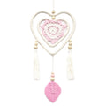 Attrape-rêves cœur rose artisanal suspendu, symbole d’amour et de douceur pour apaiser le sommeil