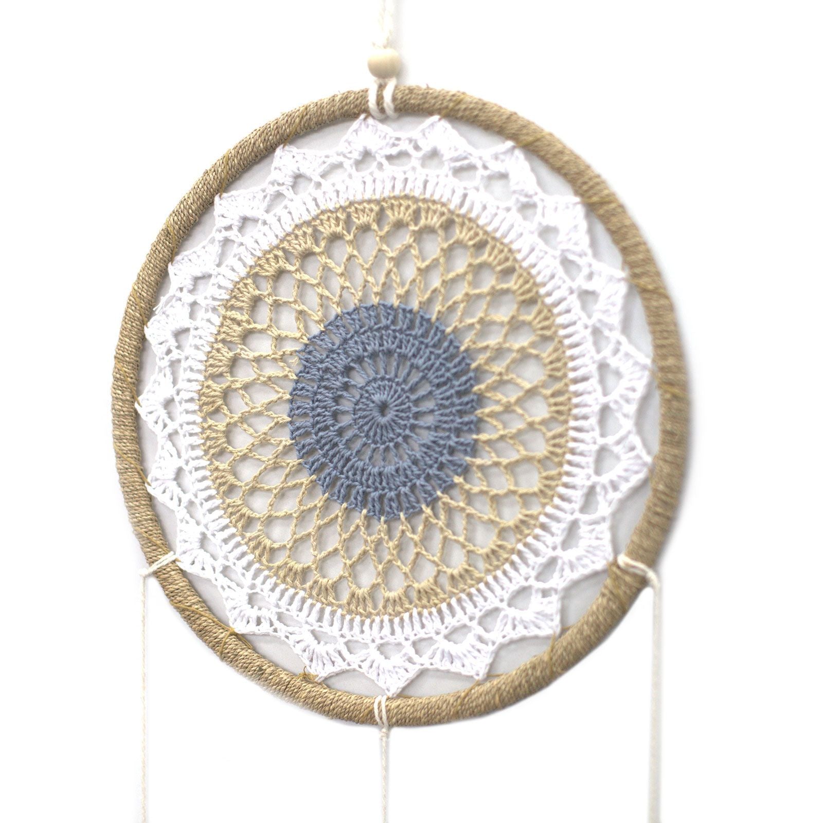 Détail du tissage d’un attrape-rêves marron esprit élémentaire avec motif circulaire et finitions artisanales