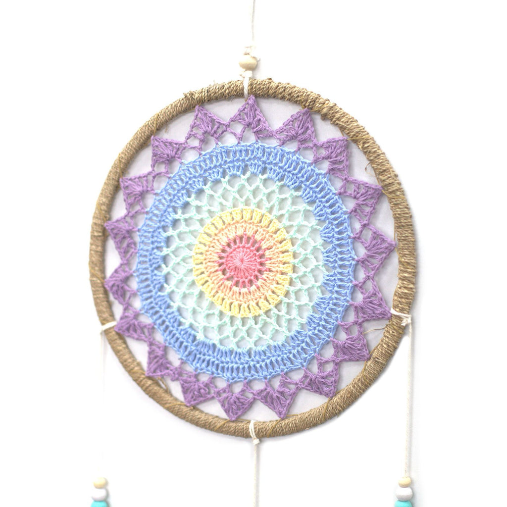 Détail du tissage multicolore d’un attrape-rêves avec motif circulaire vibrant et harmonieux