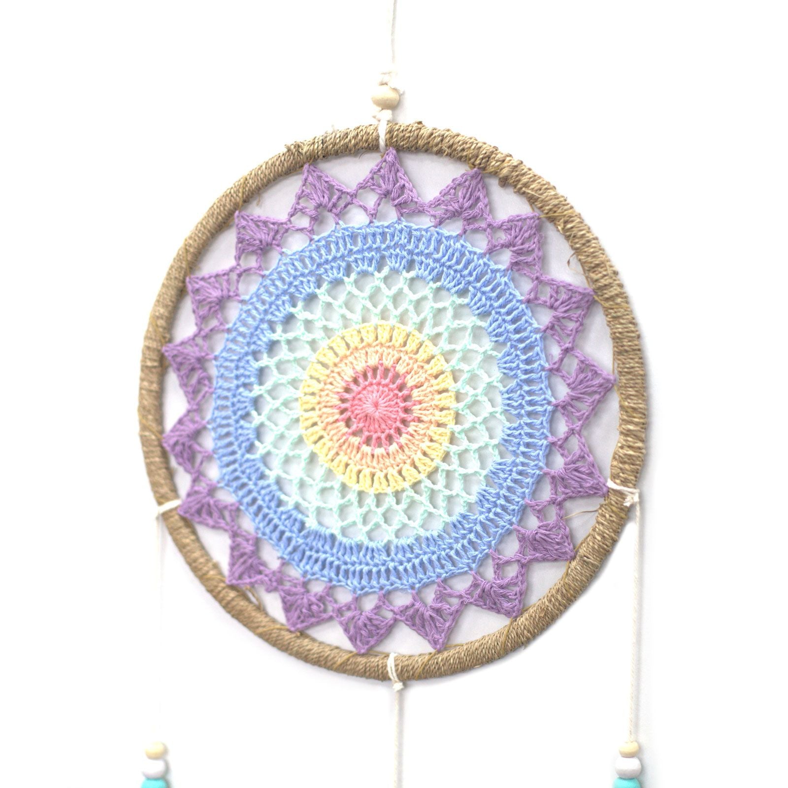 Détail du tissage multicolore d’un attrape-rêves avec motif circulaire vibrant et harmonieux