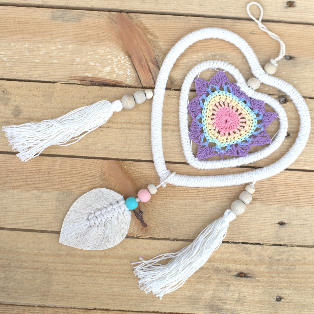 Vue alternative d’un attrape-rêves cœur multicolore mettant en valeur ses finitions artisanales