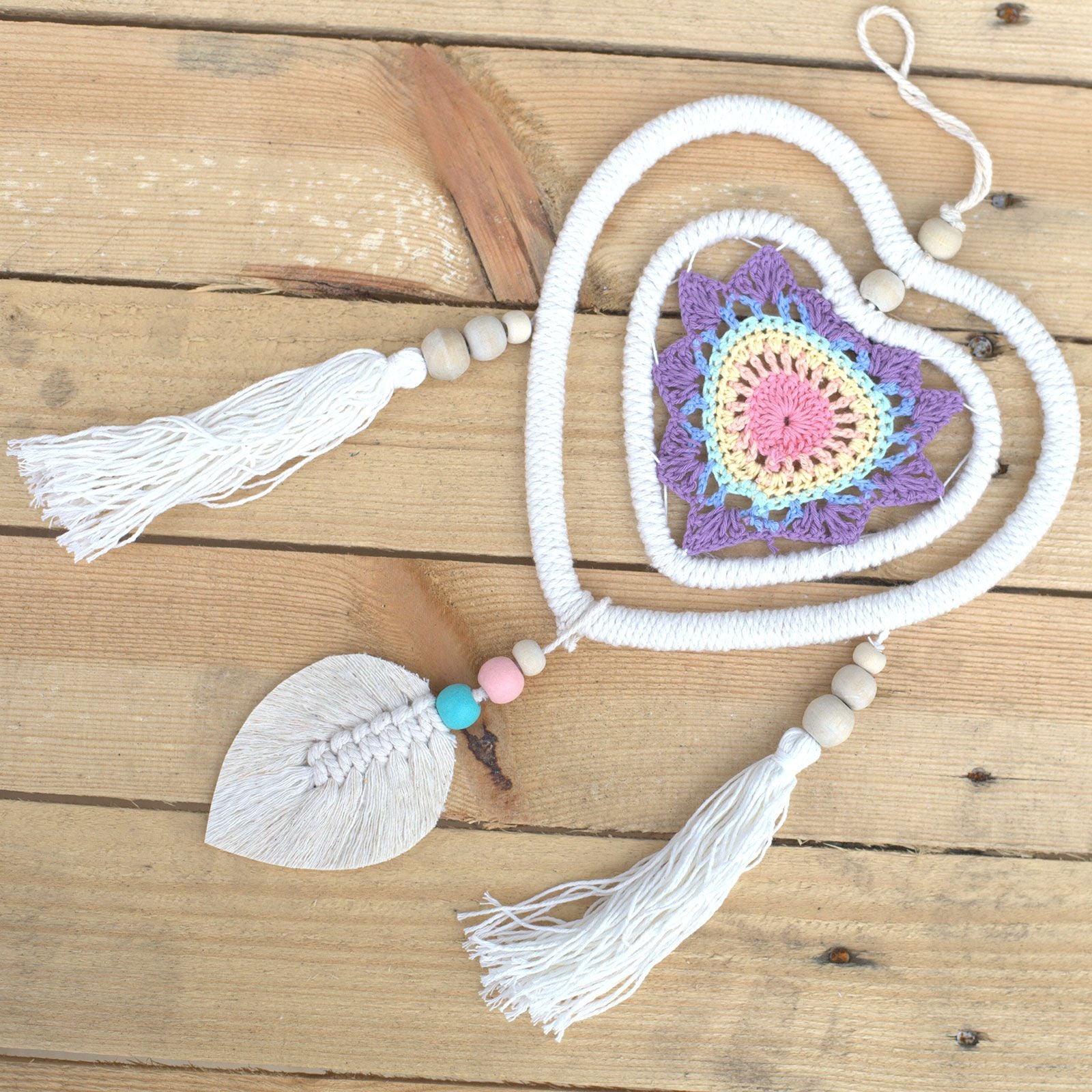 Vue alternative d’un attrape-rêves cœur multicolore mettant en valeur ses finitions artisanales