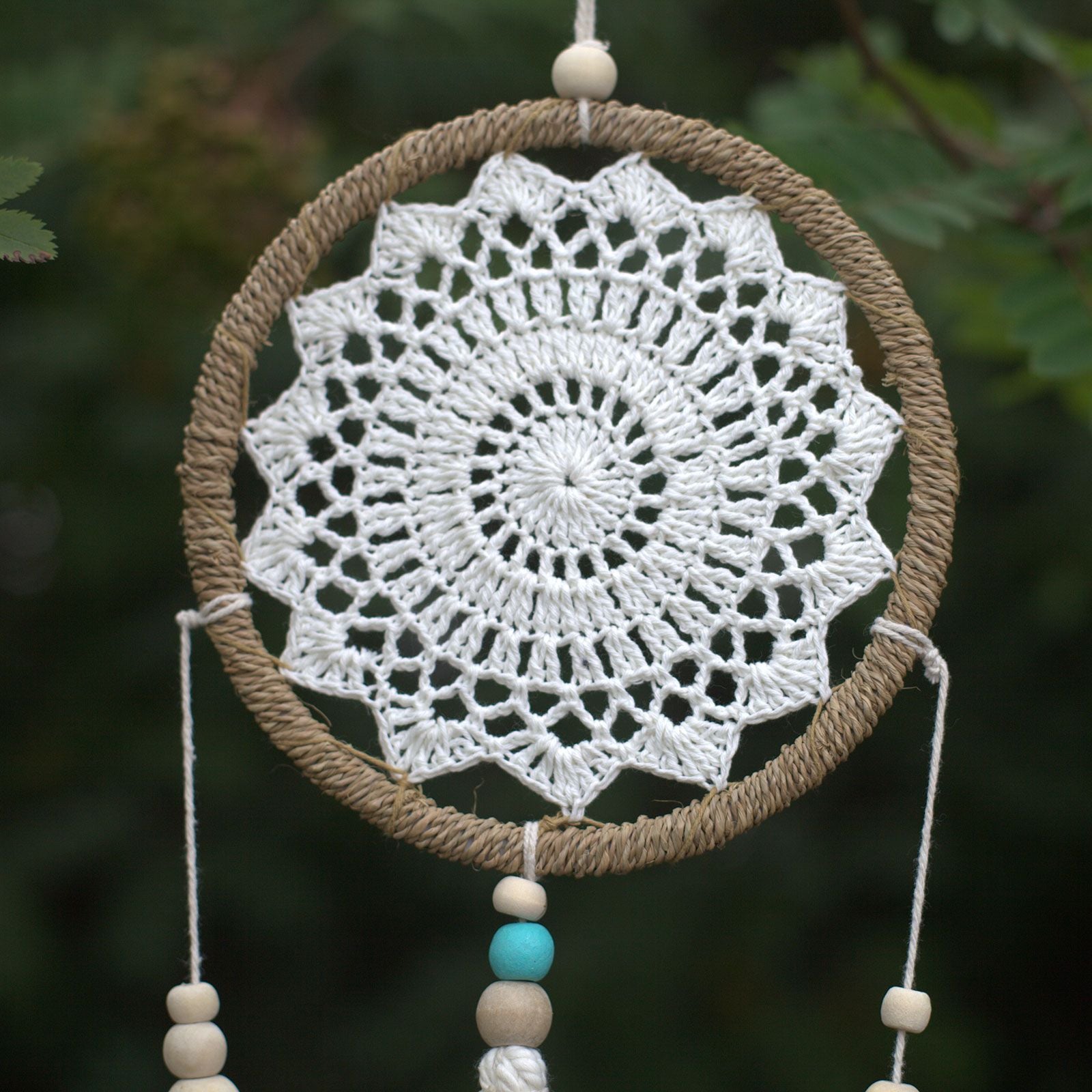 Détail du tissage naturel d’un attrape-rêves esprit élémentaire avec motif circulaire épuré et harmonieux