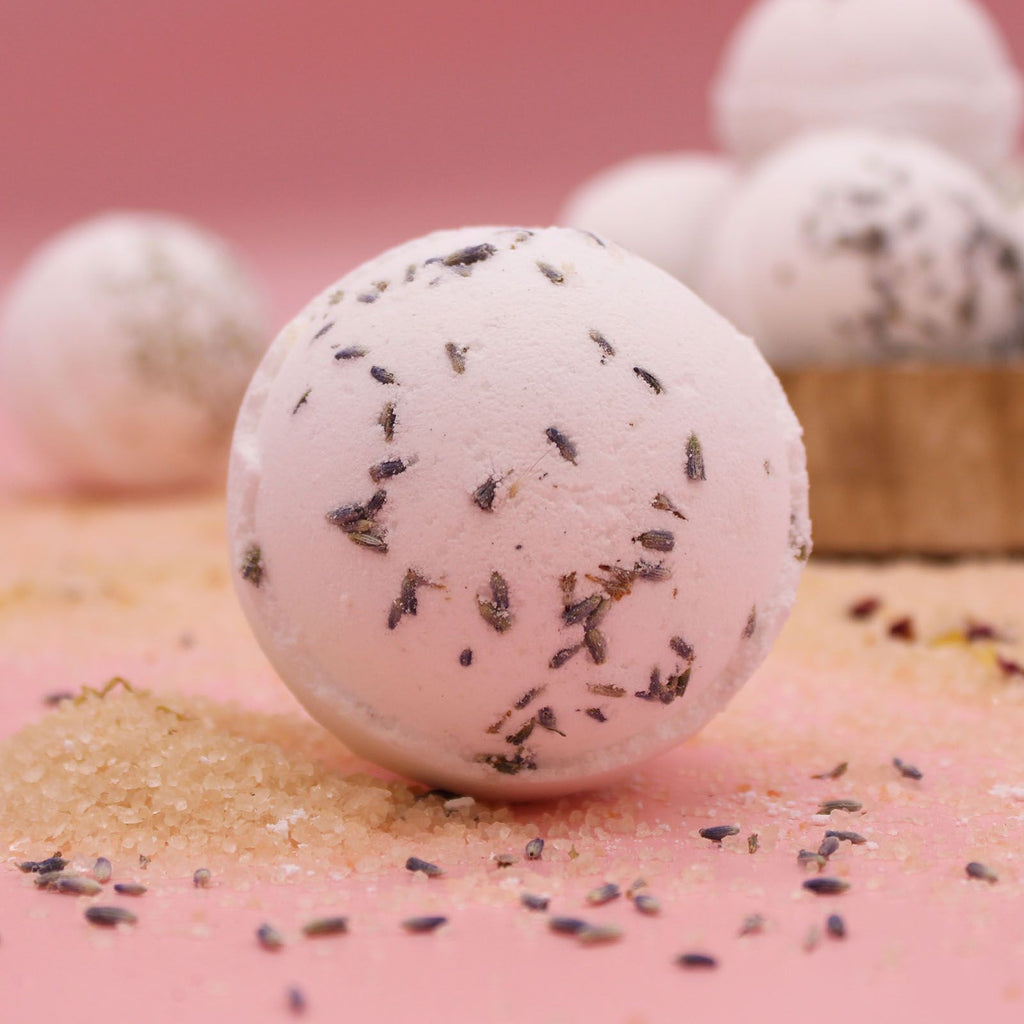 Bombe de bain relaxante au sel de l’Himalaya avec lavande pour detendre le corps et favoriser le sommeil dans une ambiance naturelle