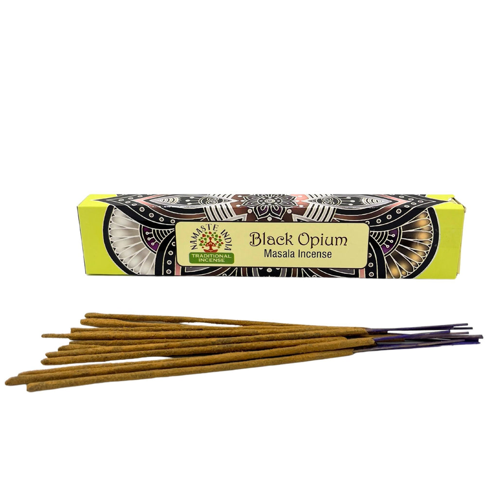 Bâtonnets d’encens naturels Namaste Mandala disposés devant boîte black opium parfum doux pour ambiance zen