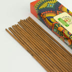Gros plan bâtonnets encens Oud Royal texture naturelle parfum boisé