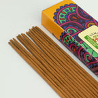 Gros plan bâtonnets encens bois de santal palo santo texture naturelle parfum boisé