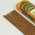 Gros plan batonnets encens patchouli texture naturelle parfum boisé