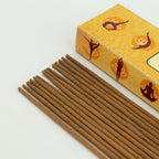 Gros plan bâtonnets encens yoga texture naturelle parfum boisé