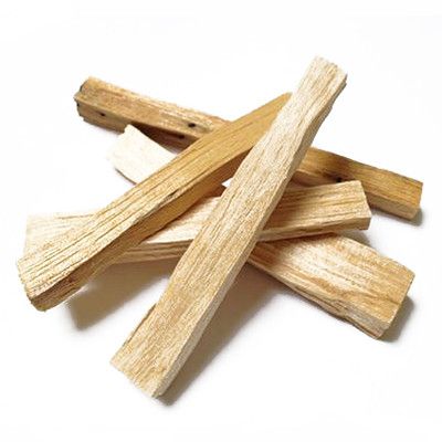 Bâtons de Palo Santo naturels en bois clair utilisés pour purification énergétique et rituels spirituels