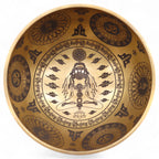Intérieur d’un bol chantant tibétain avec gravure d’un yogi en méditation et symboles sacrés