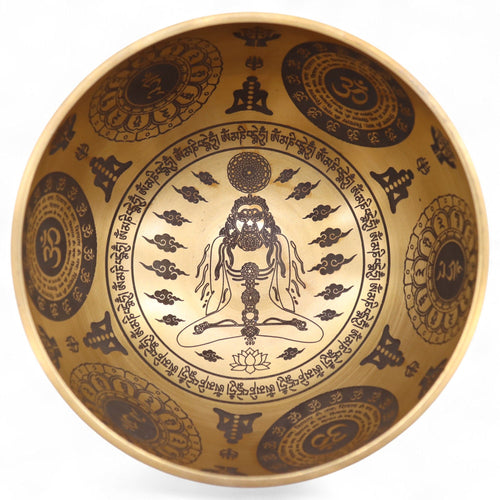 Intérieur d’un bol chantant tibétain avec gravure d’un yogi en méditation et symboles sacrés