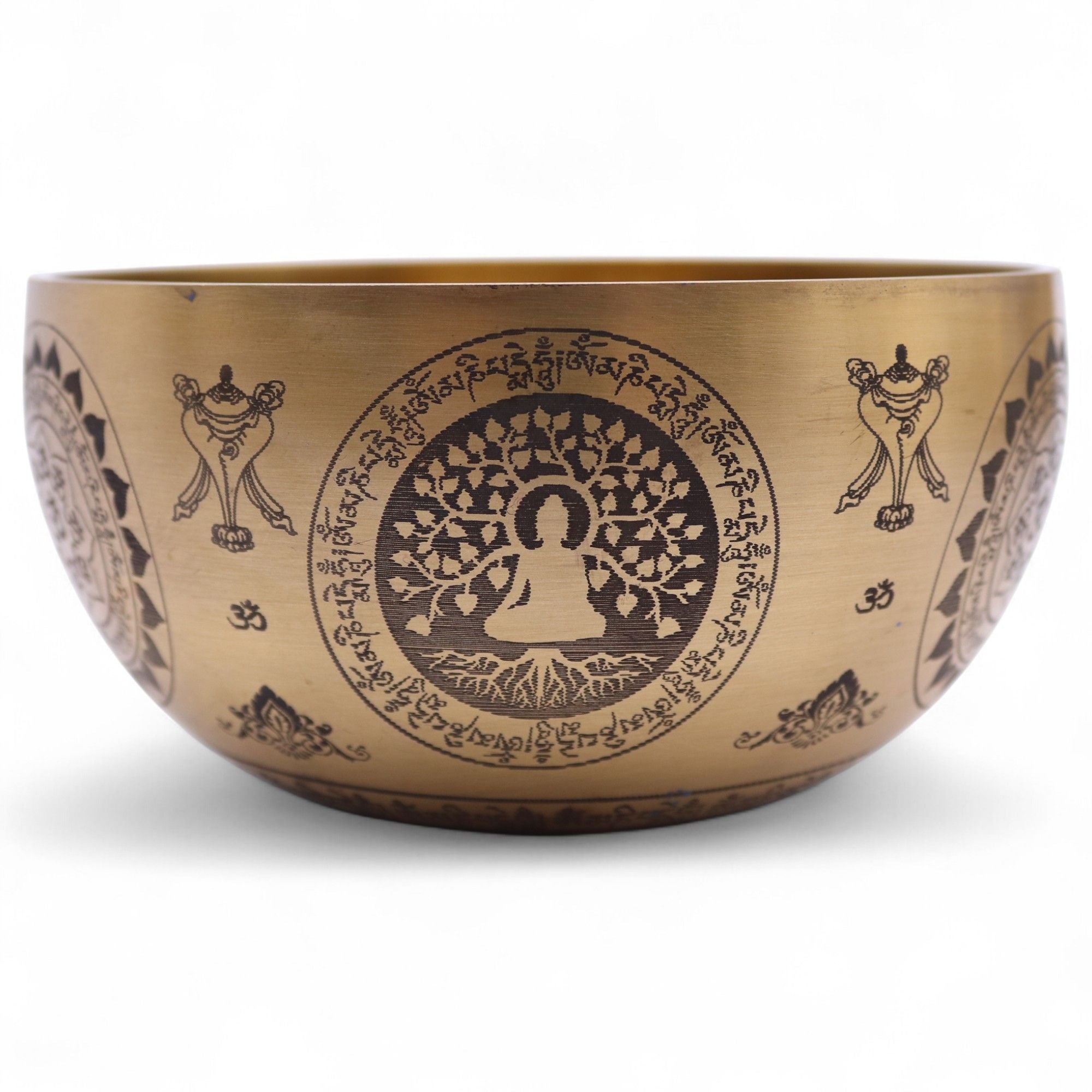Vue latérale d’un bol chantant tibétain en laiton avec motifs gravés et symbole Om