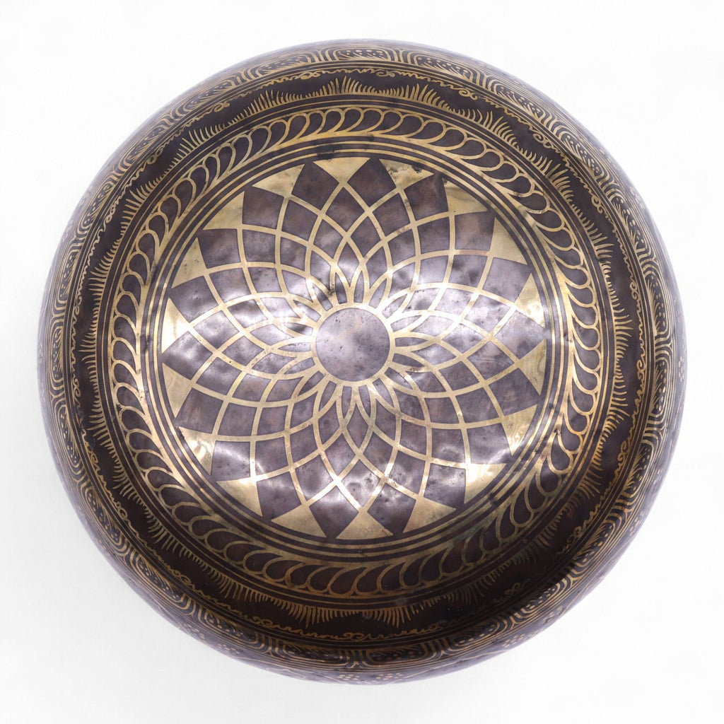 Fond d’un bol chantant tibétain avec mandala gravé symbolisant l’harmonie énergétique