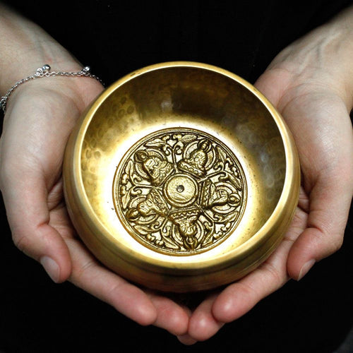 Bol chantant tibétain 5 bouddha tenu dans les mains, utilisé pour relaxation, méditation et harmonisation des énergies