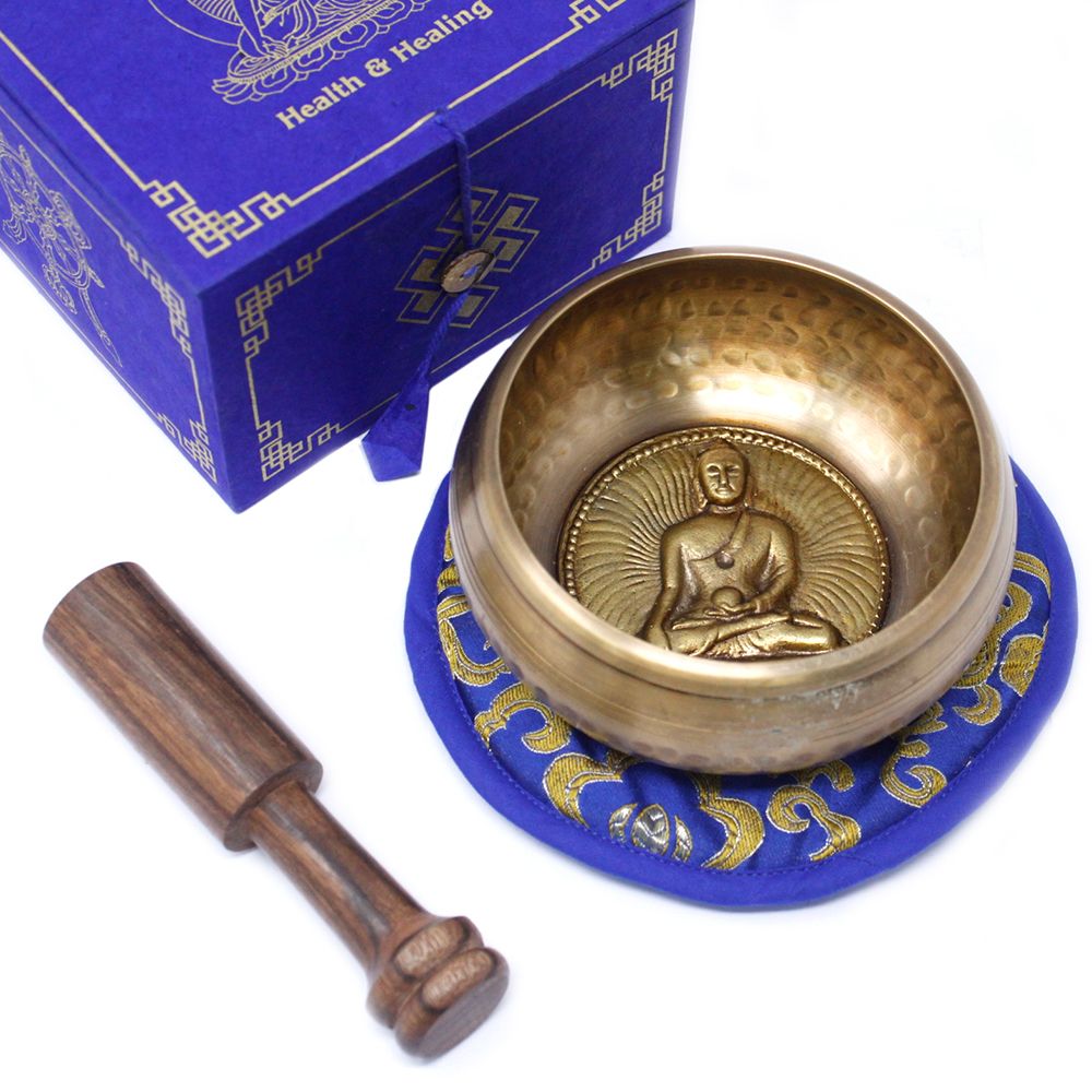Bol chantant tibétain avec gravure Bouddha medicine, maillet en bois, coussin bleu et coffret de rangement
