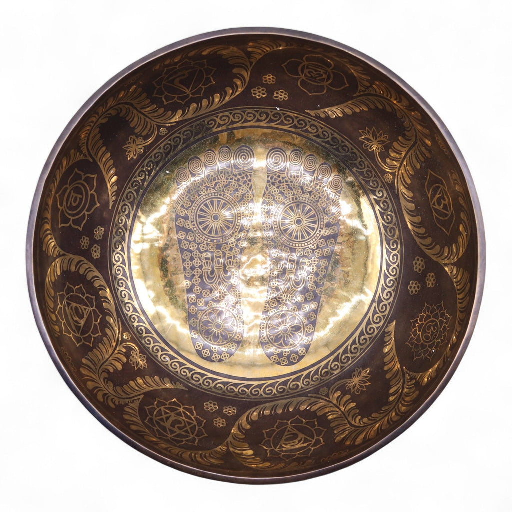 Vue du dessus d’un bol chantant géant gravé avec motifs chakras et mandalas en laiton