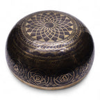 Bol chantant en laiton gravé avec symboles spirituels et chakras, vue extérieure