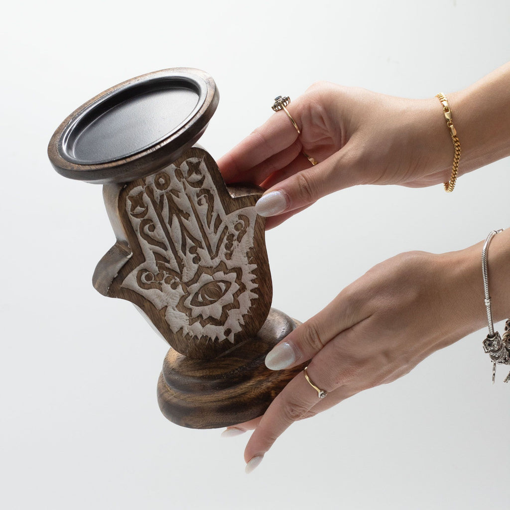 Bougeoir hamsa bois tenu en main objet spirituel artisanal