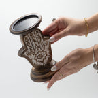 Bougeoir hamsa bois tenu en main objet spirituel artisanal