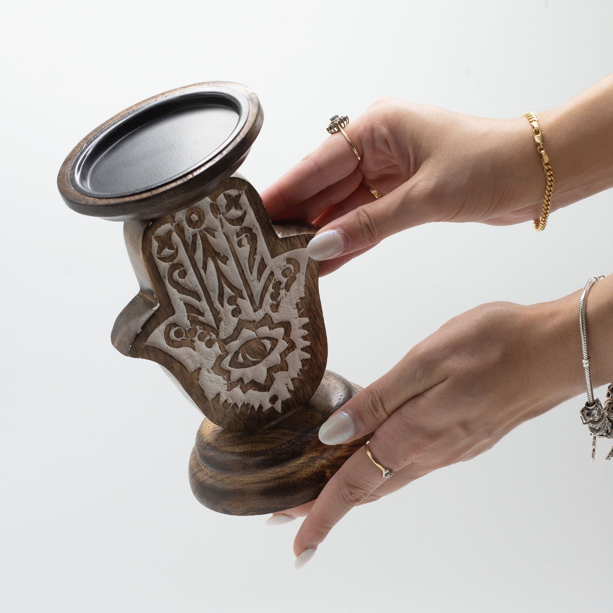 Bougeoir hamsa bois tenu en main objet spirituel artisanal