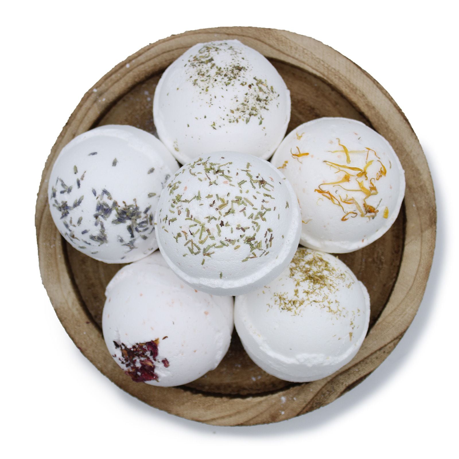 Boules de bain naturelles au sel de l’Himalaya avec fleurs séchées dans un bol en bois, rituel détente et aromathérapie