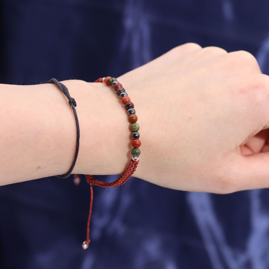 Bracelet astrologique Belier porté au poignet avec pierres naturelles jaspe rouge, bloodstone, hematite