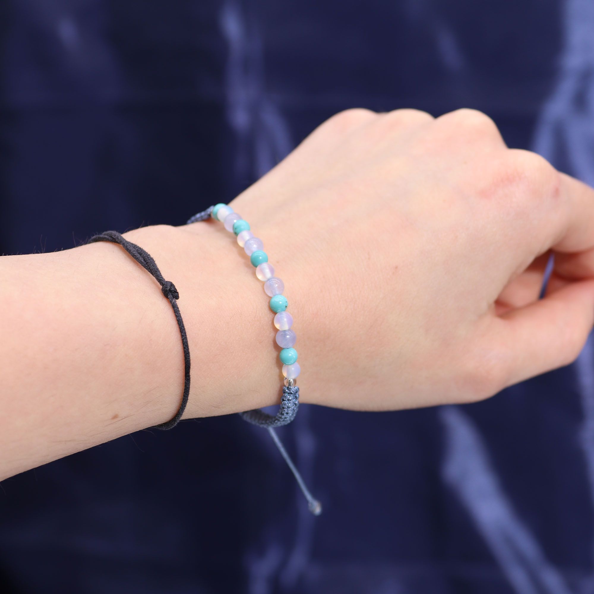 Bracelet astrologique Poisson porté au poignet avec pierres naturelles pierre de lune turquoise aigue marine