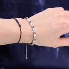 Bracelet astrologique cancer porté au poignet avec pierres naturelles quartz fumé, aigue marine, pierre de lune