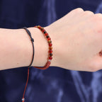 Bracelet astrologique lion porté au poignet avec pierres naturelles oeil de tigre cornaline