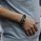 Bracelet rudraksha avec tête de Bouddha porté au poignet style spirituel naturel