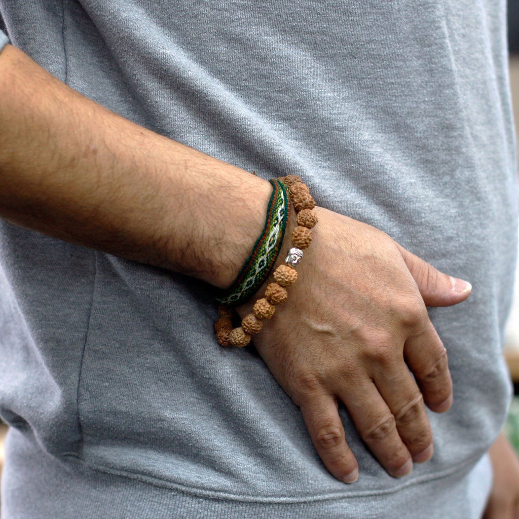 Bracelet rudraksha avec tête de Bouddha porté au poignet style spirituel naturel