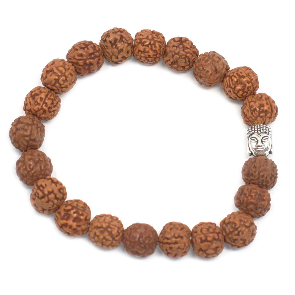 Bracelet mala en perles de rudraksha marron avec tête de Bouddha sur fond blanc