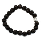 Bracelet mala en perles de rudraksha noir avec tête de Bouddha sur fond blanc