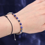Bracelet astrologique taureau porté au poignet avec pierres naturelles lapis lazuli, agathe mousse