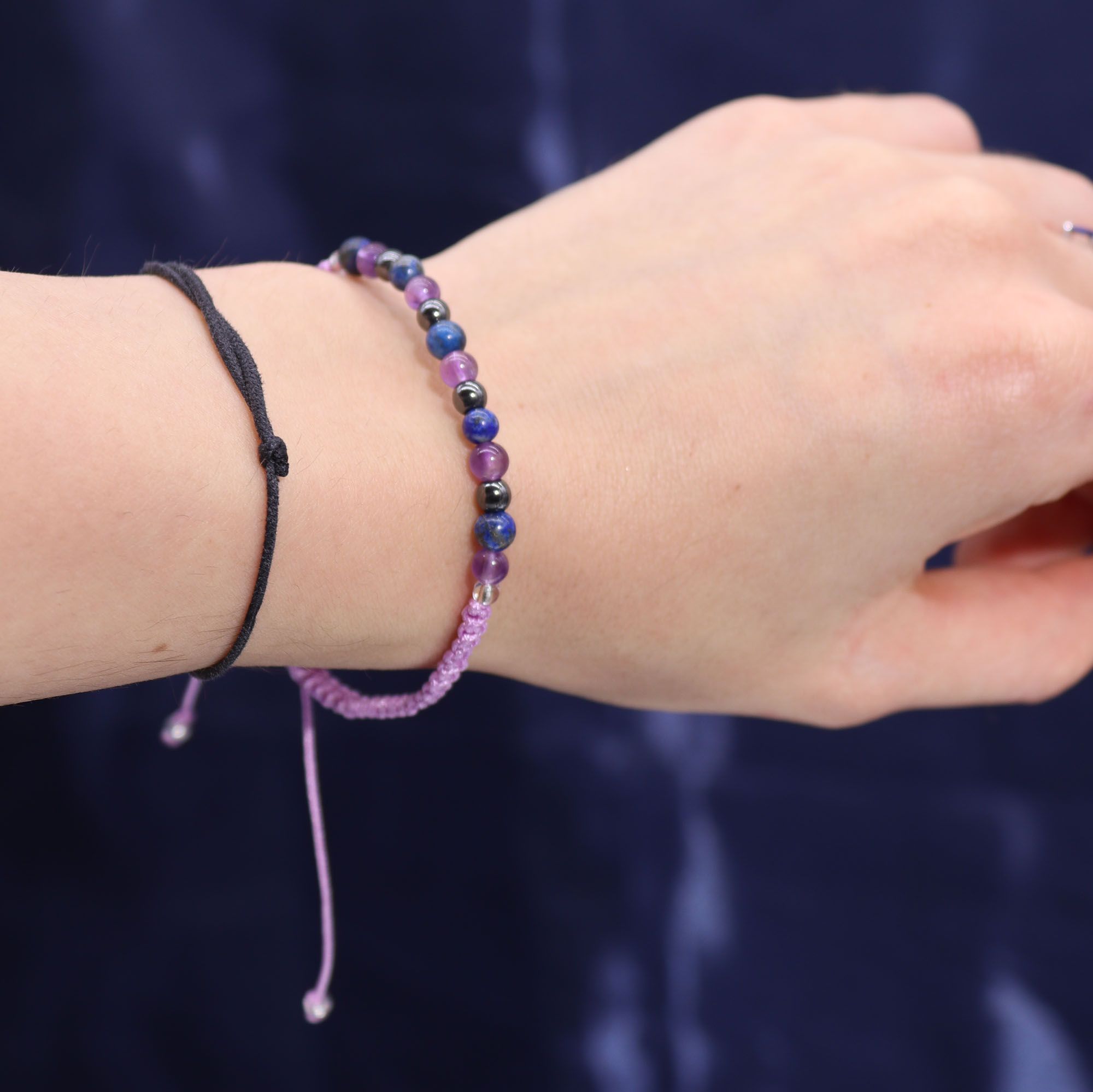 Bracelet astrologique Verseau porté au poignet avec pierres naturelles amethyste lapis lazuli hematite