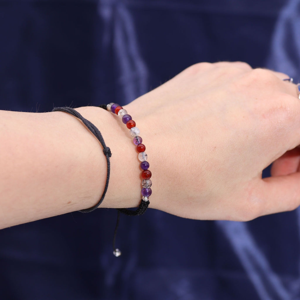 Bracelet astrologique vierge porté au poignet avec pierres naturelles amethyste cornaline agathe mousse